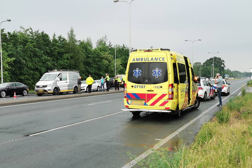 Meerdere voertuigen botsen voor verkeerslichten