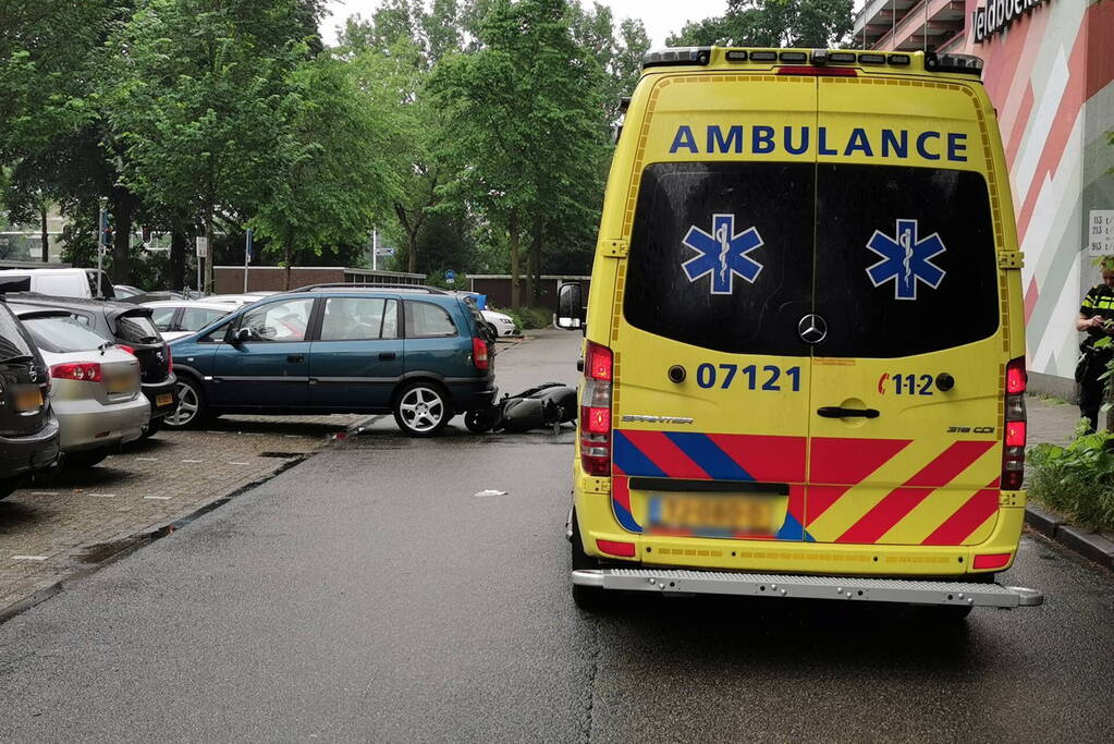 Automobilist rijdt voorbijrijdende scooter aan