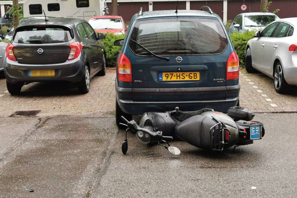 Automobilist rijdt voorbijrijdende scooter aan