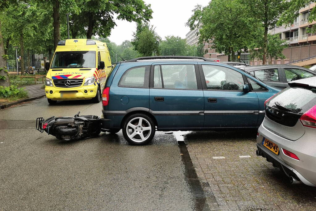 Automobilist rijdt voorbijrijdende scooter aan