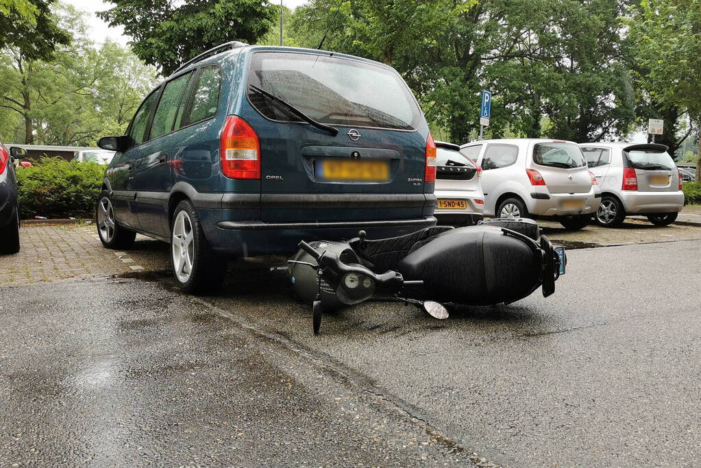 Automobilist rijdt voorbijrijdende scooter aan