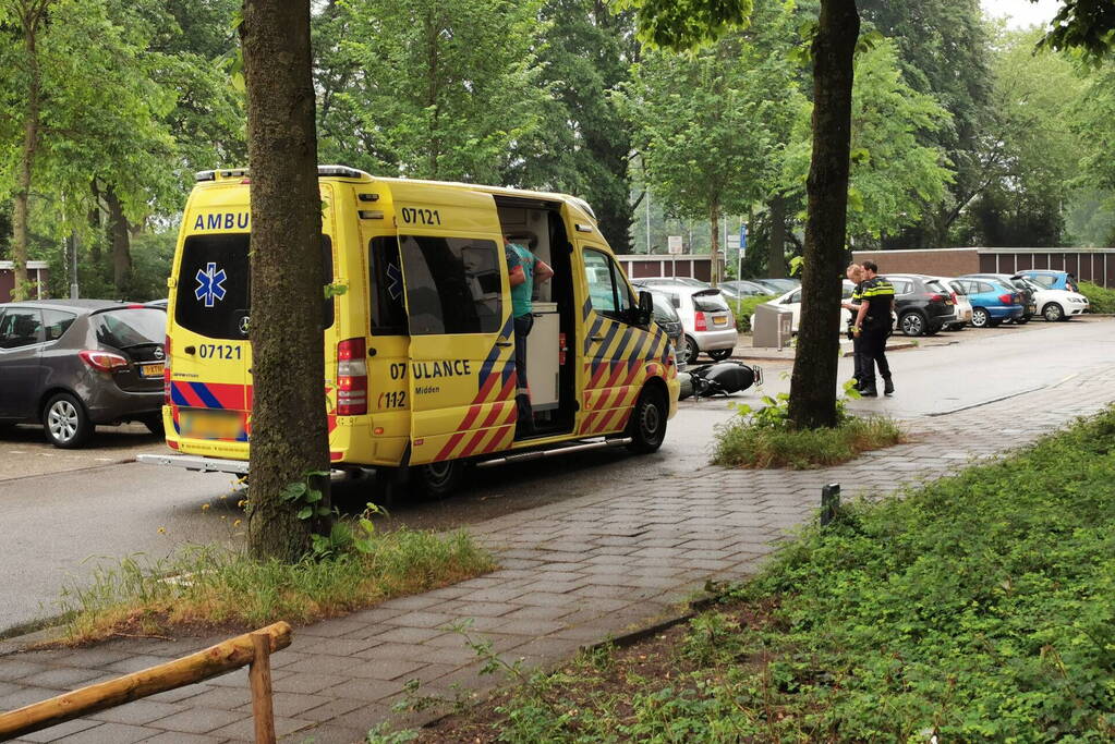 Automobilist rijdt voorbijrijdende scooter aan