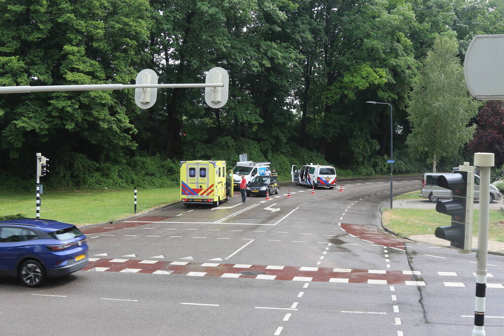 Bestelbus en personenauto botsen voor verkeerslichten