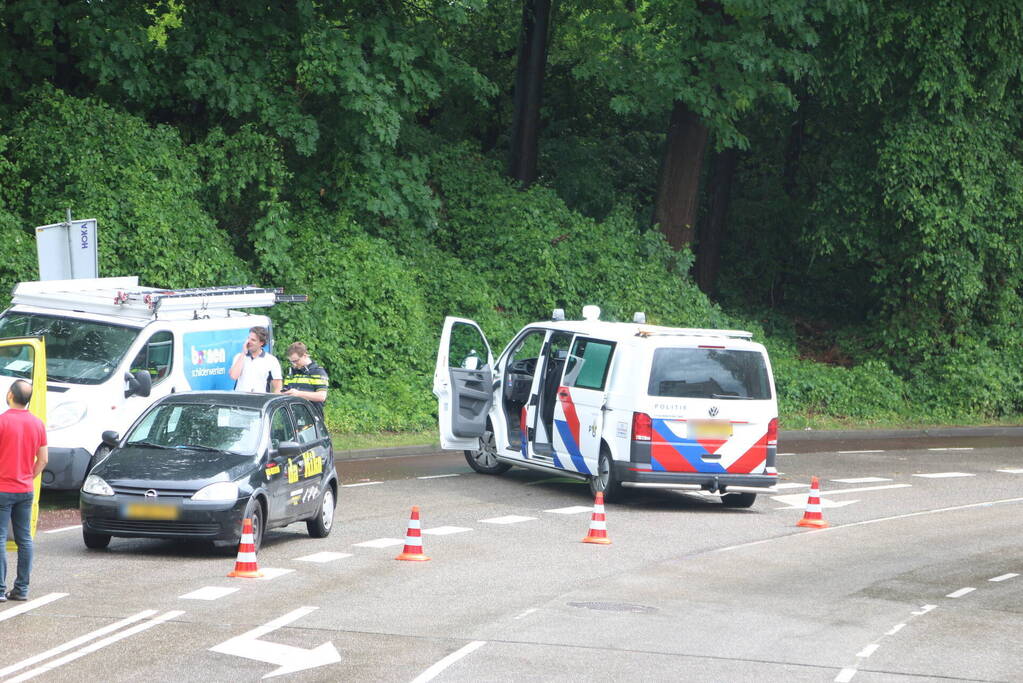 Bestelbus en personenauto botsen voor verkeerslichten
