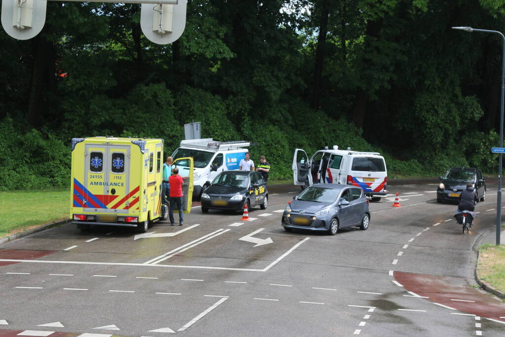 Bestelbus en personenauto botsen voor verkeerslichten