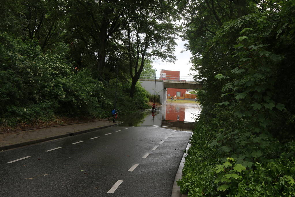 Verkeer rijdt op eigen risico door ondergelopen tunnel