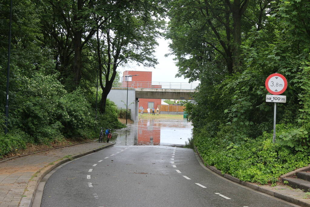 Verkeer rijdt op eigen risico door ondergelopen tunnel