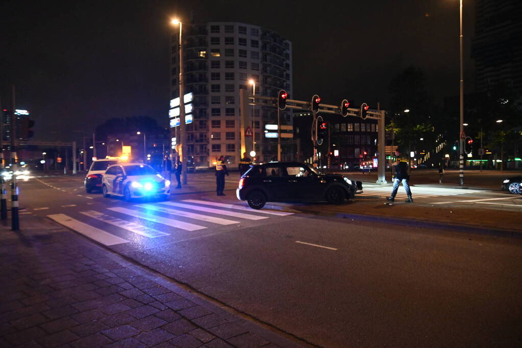 Automobilist parkeert boven op voetgangersverkeerslicht