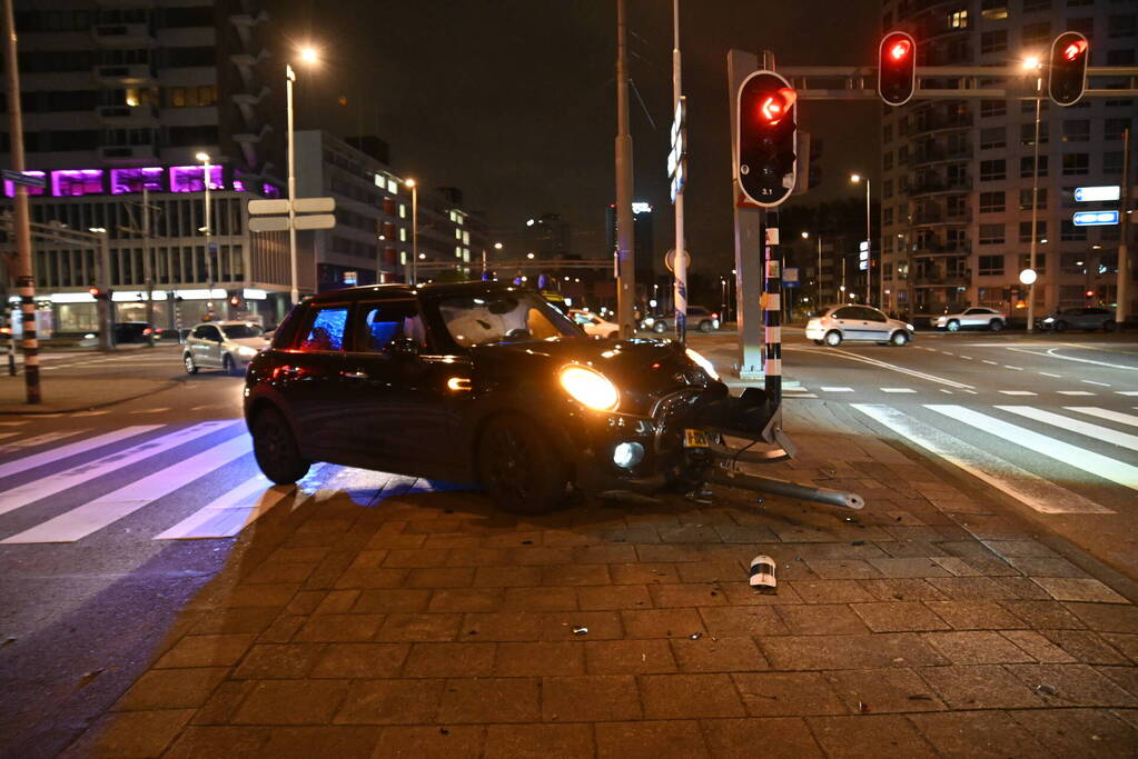 Automobilist parkeert boven op voetgangersverkeerslicht