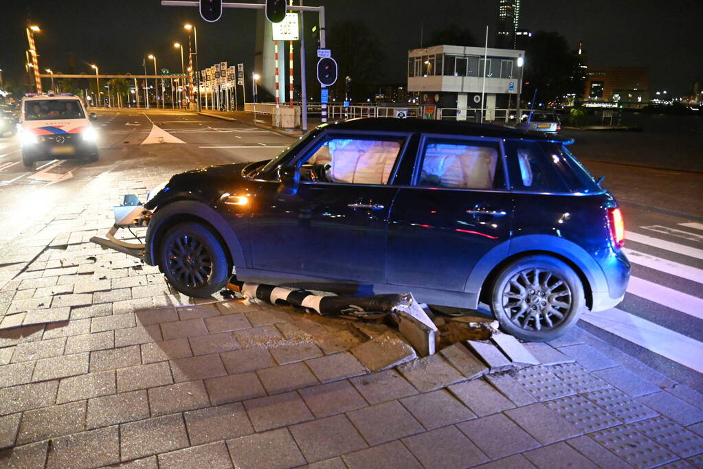 Automobilist parkeert boven op voetgangersverkeerslicht