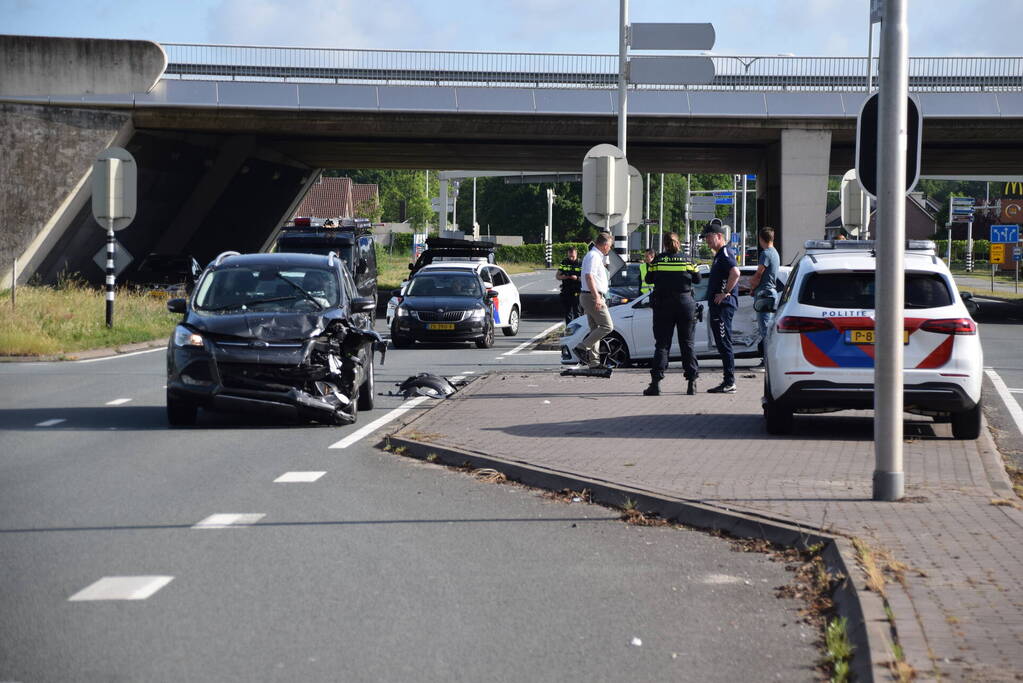 Flinke schade bij botsing op kruising van afrit A12