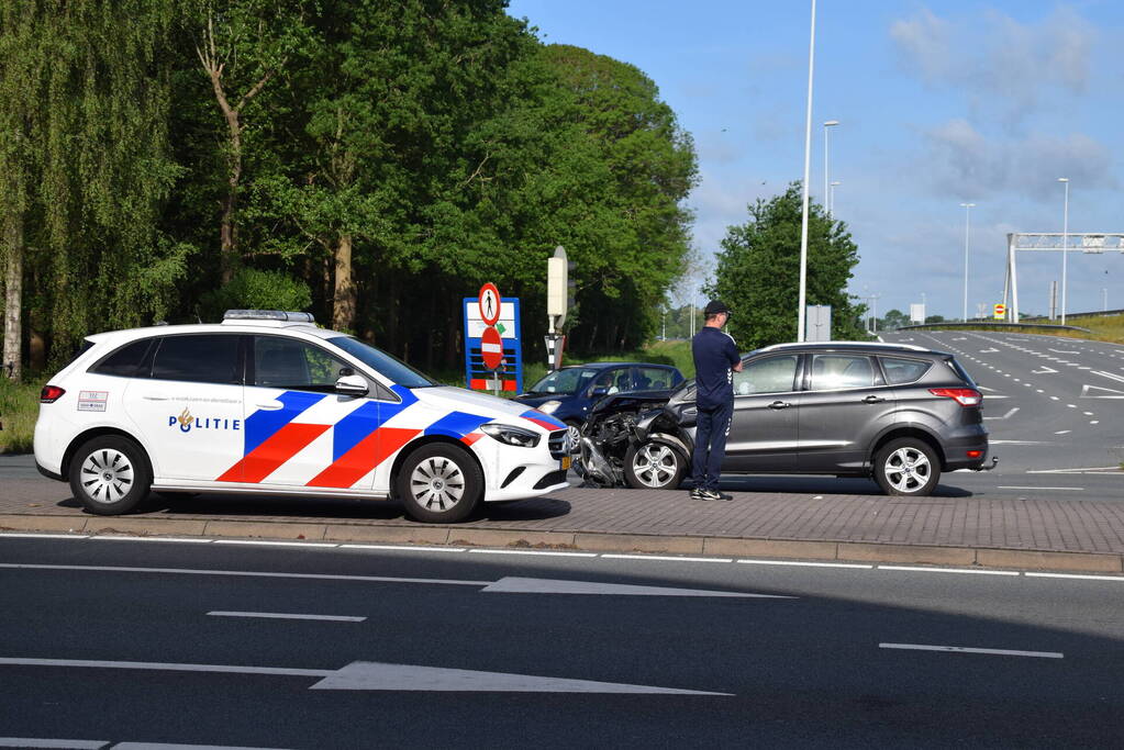 Flinke schade bij botsing op kruising van afrit A12