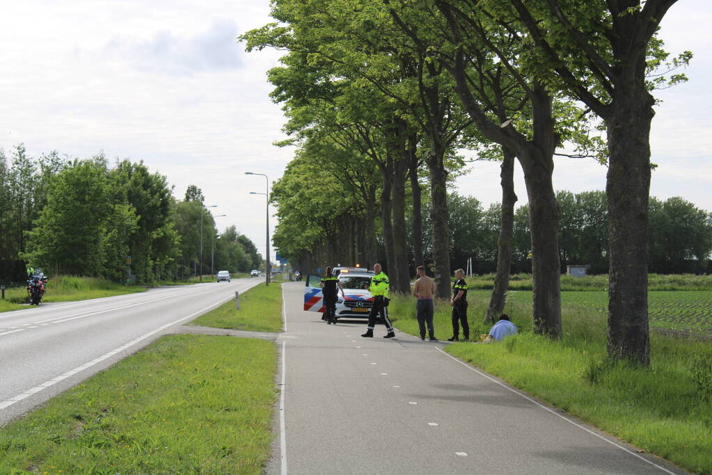 Personenauto raakt te water naast doorgaande weg