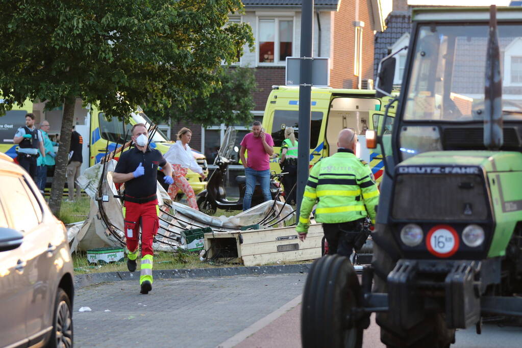 Meerdere gewonden nadat kampioenswagen kantelt
