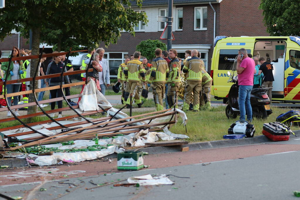 Meerdere gewonden nadat kampioenswagen kantelt