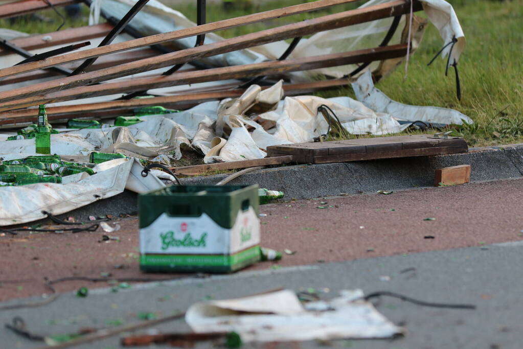 Meerdere gewonden nadat kampioenswagen kantelt