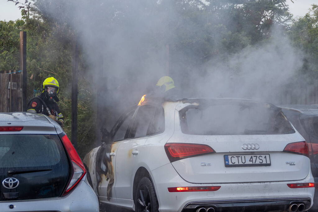 Auto brandt volledig uit