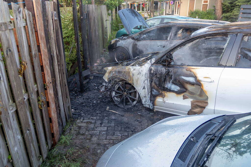 Auto brandt volledig uit