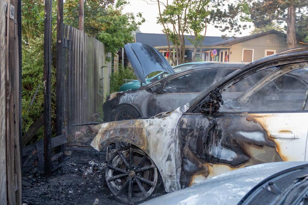 Auto brandt volledig uit