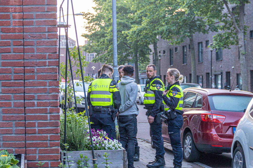 Automobilist beschadigt meerdere voertuigen en wordt straat verderop aangehouden