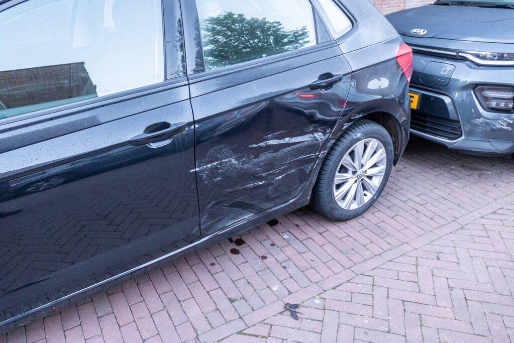 Automobilist beschadigt meerdere voertuigen en wordt straat verderop aangehouden
