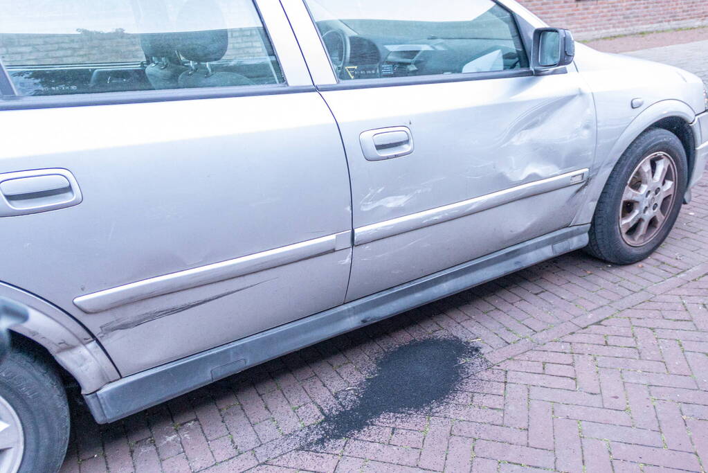 Automobilist beschadigt meerdere voertuigen en wordt straat verderop aangehouden
