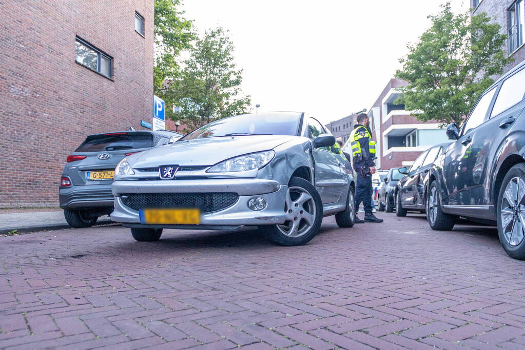 Automobilist beschadigt meerdere voertuigen en wordt straat verderop aangehouden