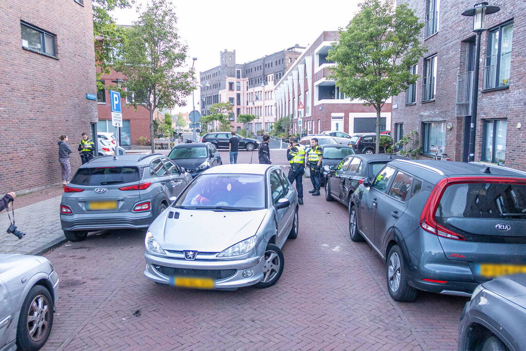 Automobilist beschadigt meerdere voertuigen en wordt straat verderop aangehouden