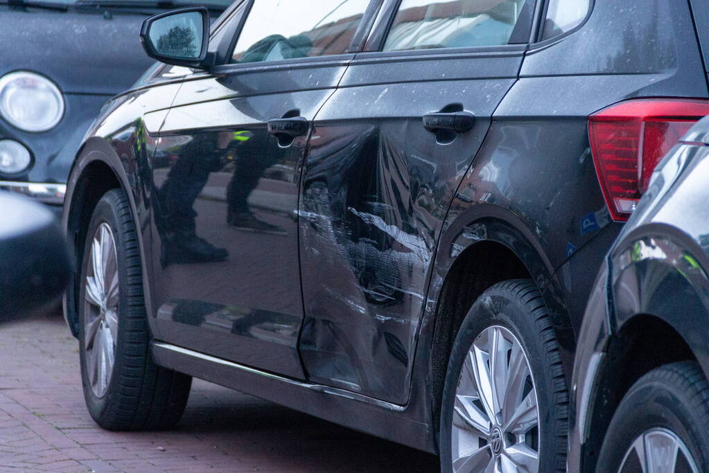 Automobilist beschadigt meerdere voertuigen en wordt straat verderop aangehouden
