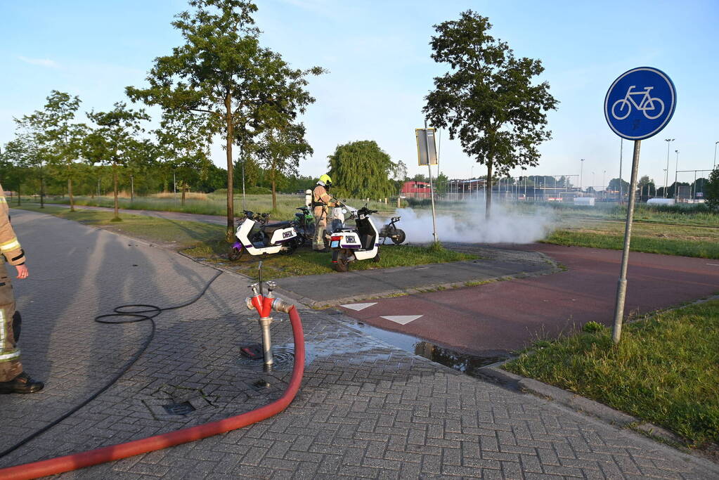 Vier deelscooters volledig uitgebrand