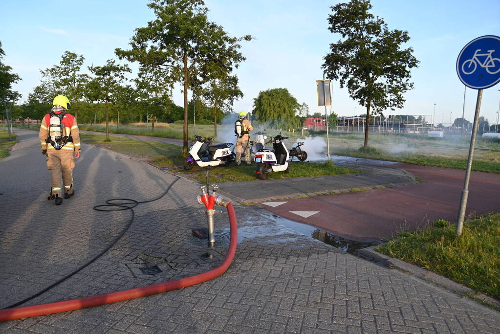 Vier deelscooters volledig uitgebrand