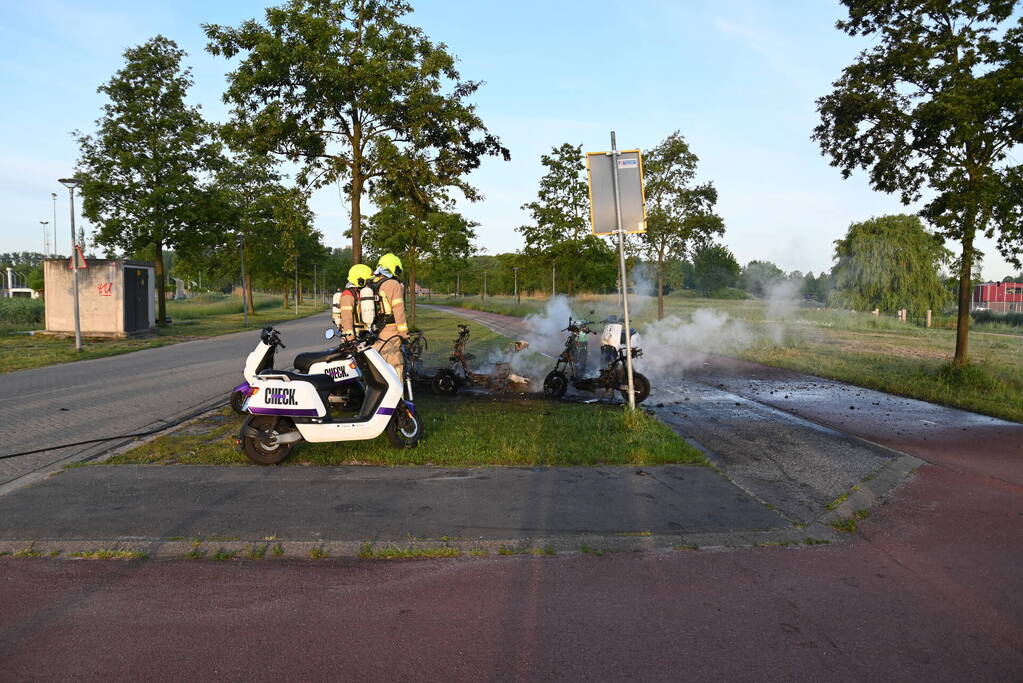 Vier deelscooters volledig uitgebrand