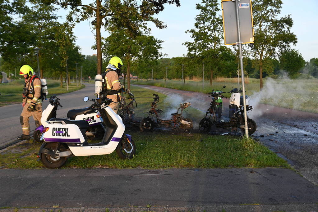 Vier deelscooters volledig uitgebrand