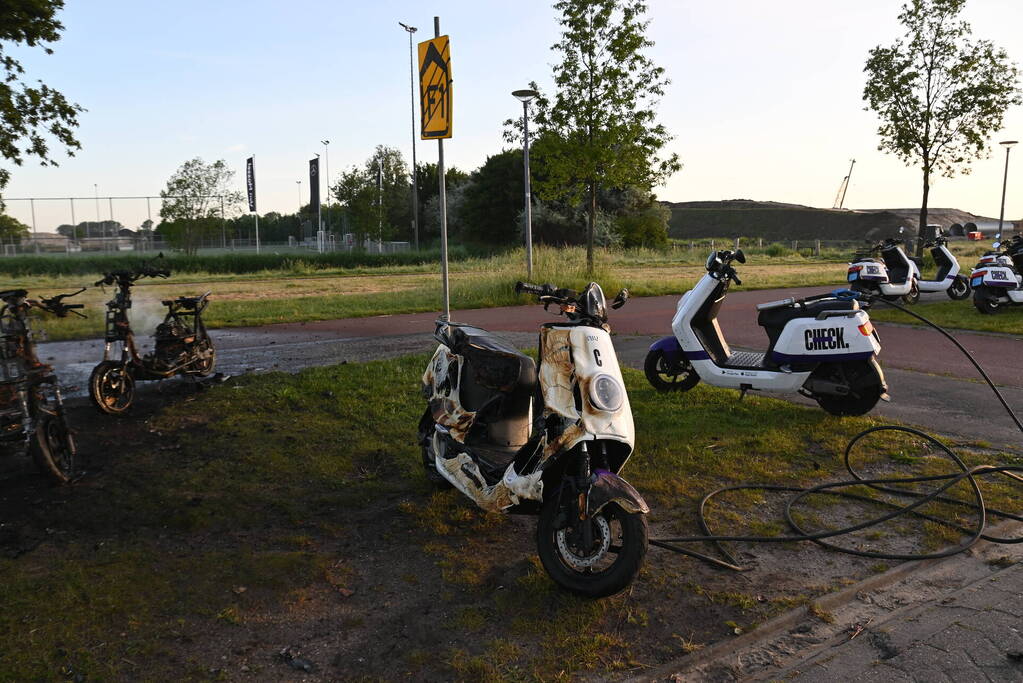 Vier deelscooters volledig uitgebrand