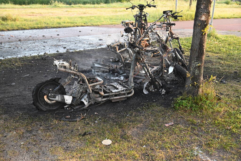 Vier deelscooters volledig uitgebrand