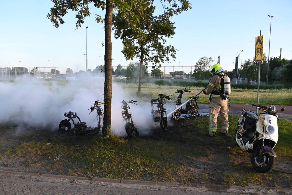 Vier deelscooters volledig uitgebrand
