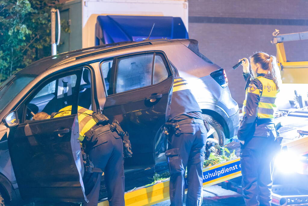 Bestuurder belandt in sloot en slaat op de vlucht