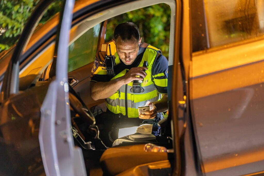 Bestuurder belandt in sloot en slaat op de vlucht