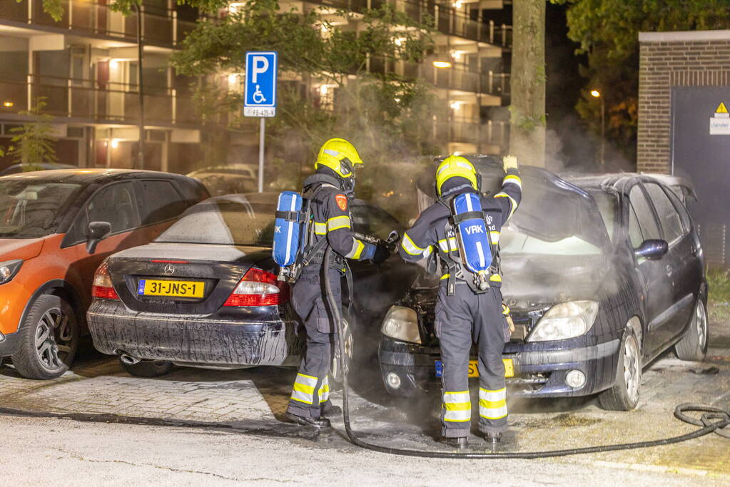 Brandstichting in geparkeerde auto