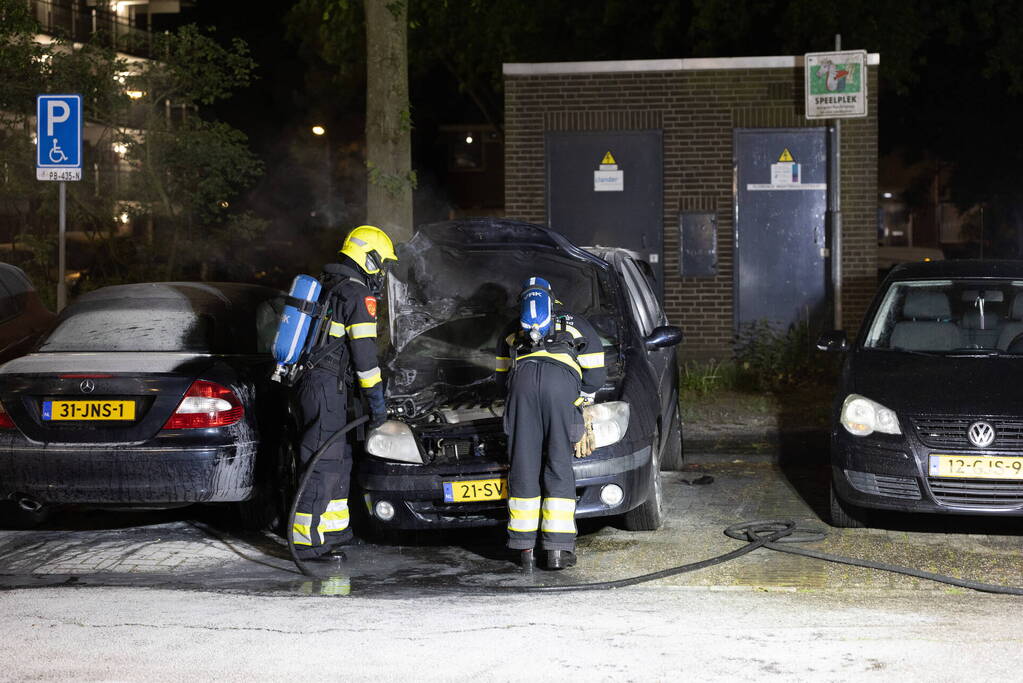 Brandstichting in geparkeerde auto