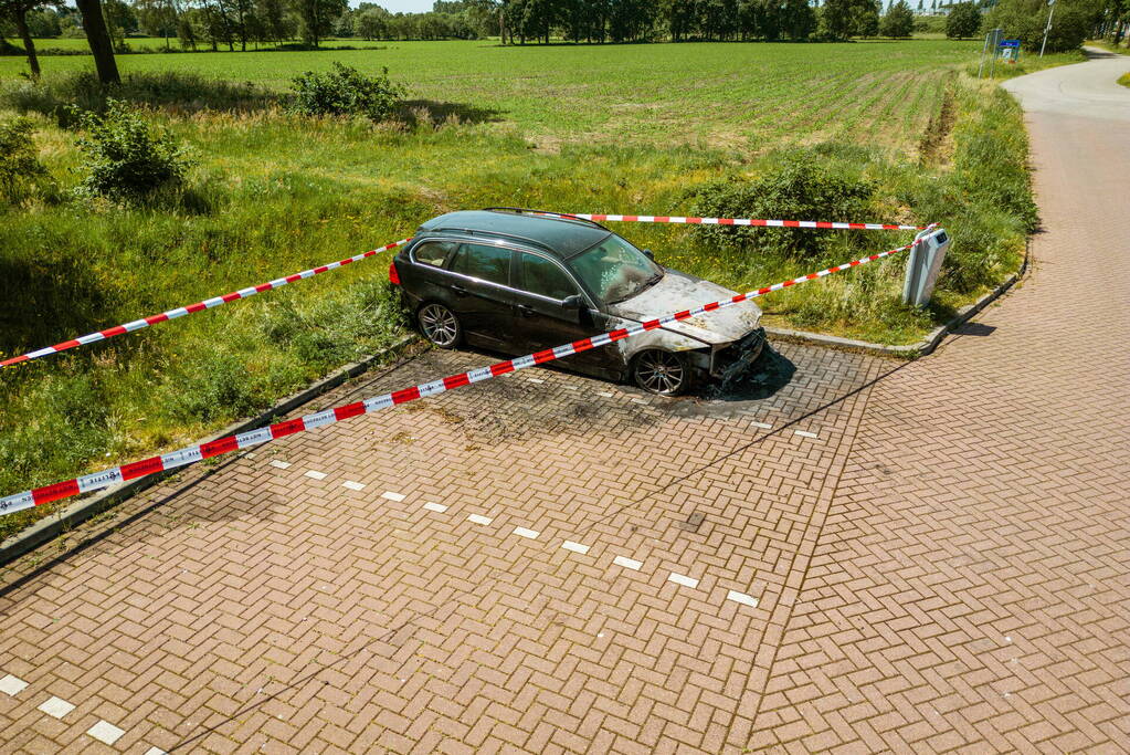 Geparkeerde auto op Carpoolplaats A30 total-loss na brand