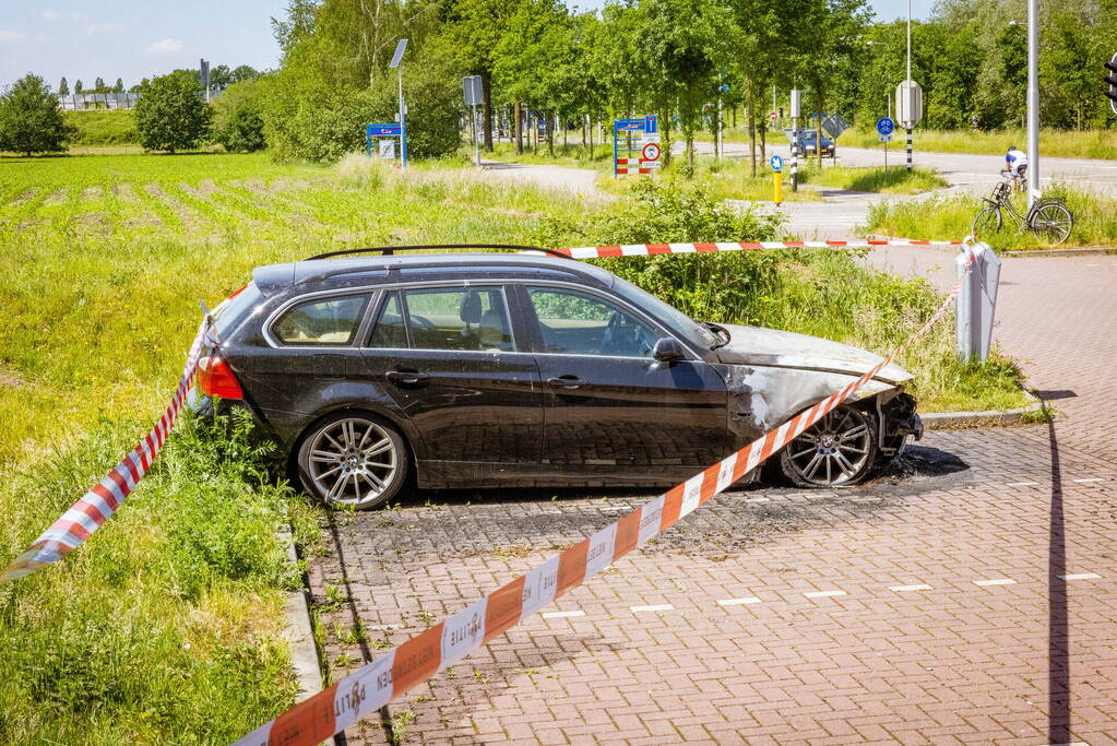 Geparkeerde auto op Carpoolplaats A30 total-loss na brand