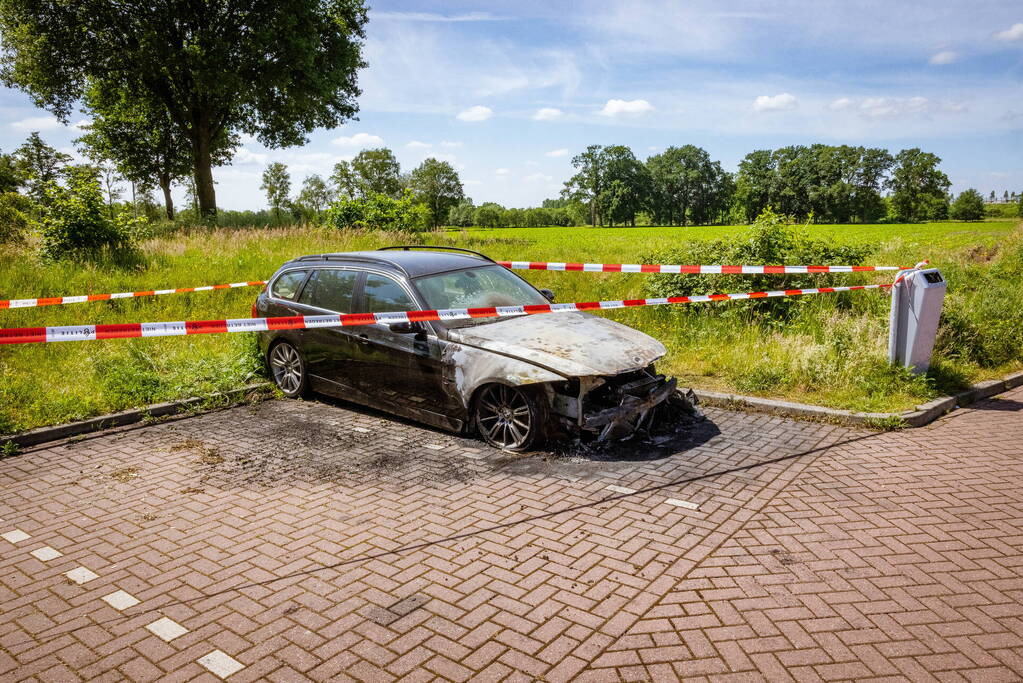Geparkeerde auto op Carpoolplaats A30 total-loss na brand