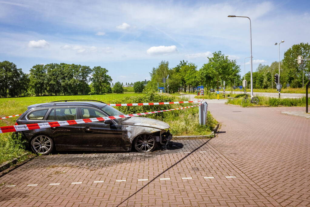Geparkeerde auto op Carpoolplaats A30 total-loss na brand