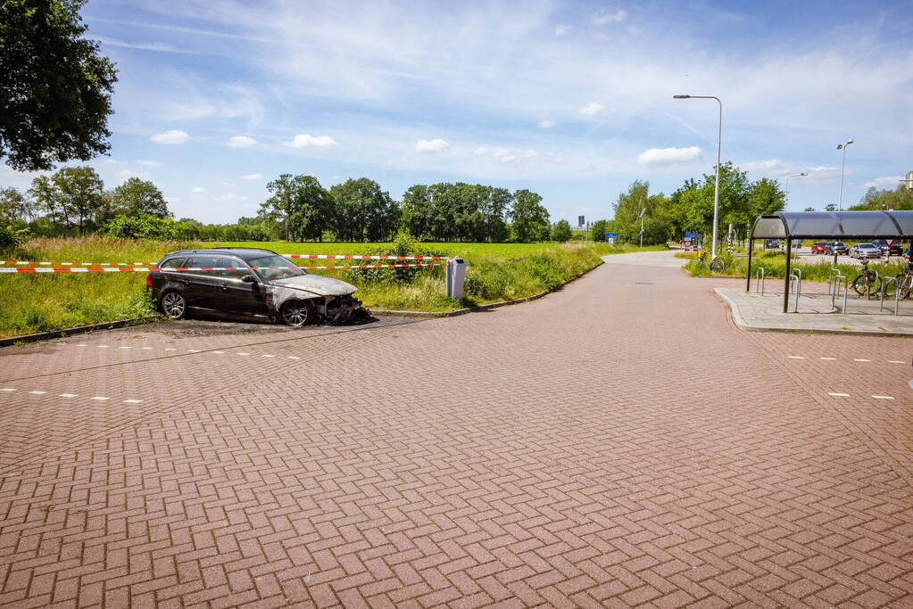 Geparkeerde auto op Carpoolplaats A30 total-loss na brand