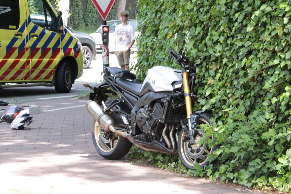 Motorrijder gewond bij botsing met auto