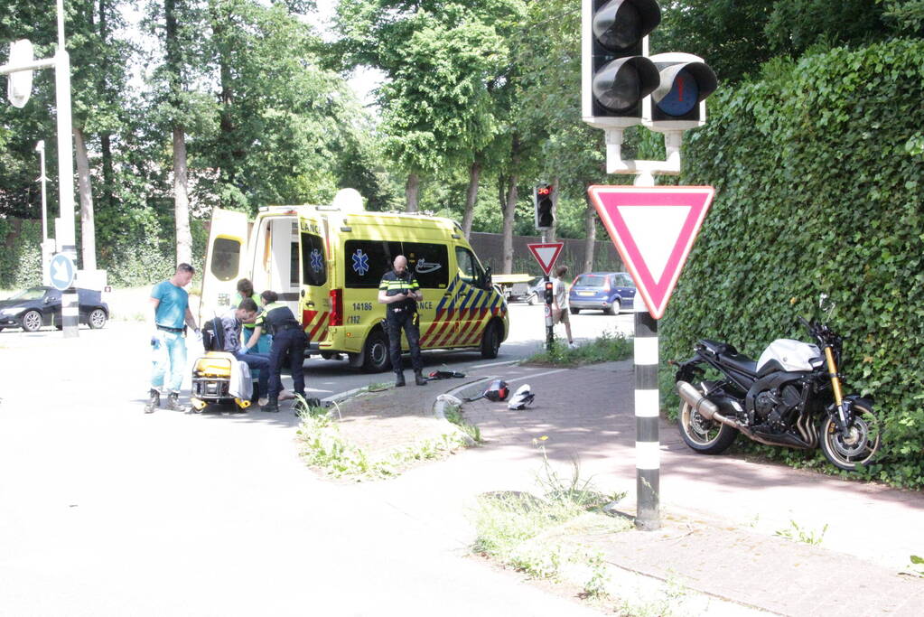 Motorrijder gewond bij botsing met auto