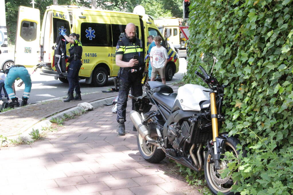 Motorrijder gewond bij botsing met auto