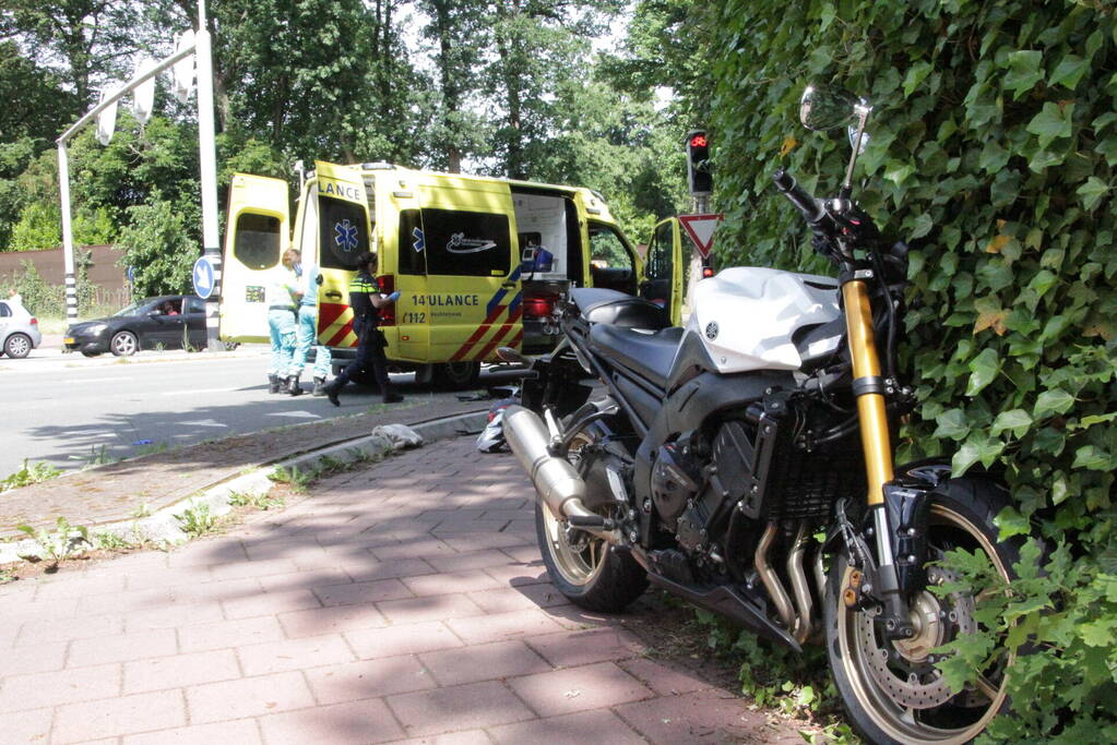 Motorrijder gewond bij botsing met auto
