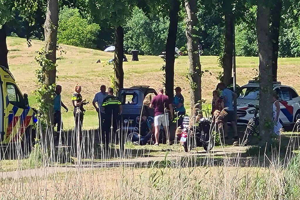 Brommobiel en scooterrijder in botsing op fietspad